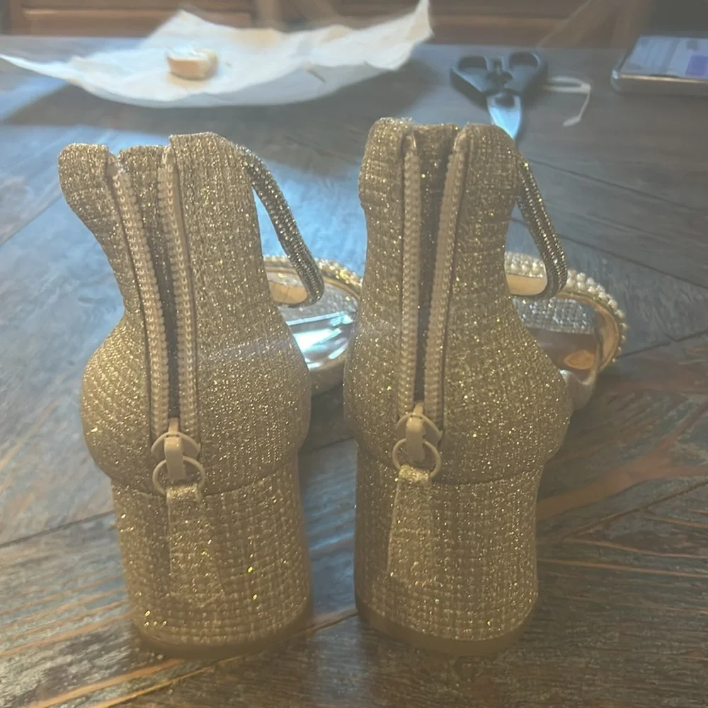 Elegant and sparkly Badgley Mischka strappy heels in size 7..5 - Picture 4 of 7